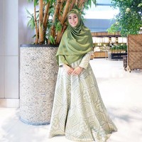 Penampilan Oki Setianadewi ini bisa menjadi inspirasi tampil syari saat Lebaran. Foto: Instagram