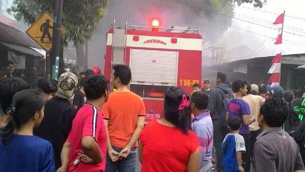 Bengkel dan dua kios terbakar di Jalan Kalisari, Jakarta Timur, Senin (16/9/2017)