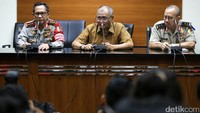 Ketua KPK Agus Rahardjo (tengah) didampingi Kapolri Jenderal Tito Karnavian (kiri) dan Kadiv Humas Polri Irjen Setyo Wasisto (kanan) memberikan keterangan terkait perkembangan penyelidikan kasus penyiraman air keras terhadap Novel Baswedan.
