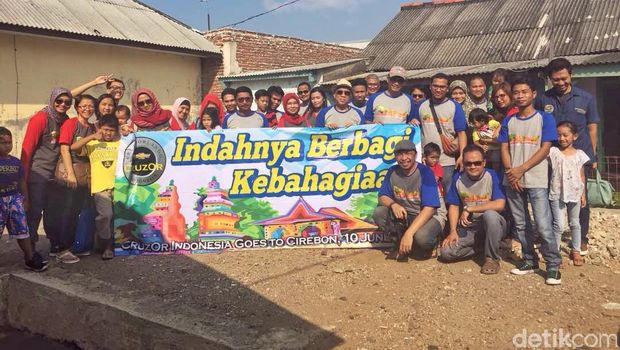 Touring dan Baksos Komunitas CruzOr di Cirebon