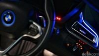 Kesan mewah juga terpancar di kabin mobil ini. Interior BMW i8 mendapatkan lapisan kulit yang disamak menggunakan ekstrak daun zaitun, tekstil kualitas terbaik dari bahan PET yang dapat didaur ulang serta wol murni, plastik biopolymer yang dibuat dari minyak buah jarak, yang juga digunakan untuk membuat kunci BMW i8, Foto: Hasan Al Habshy