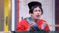 Ia tampil menjadi tokoh Unyil dengan peci dan sarung.