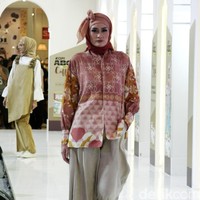 Fashion Show koleksi Coffeetone Kopi ABC karya Dian Pelangi, Barli Asmara, Ria Miranda dan Zaskia Sungkar di Kota Kasablanka, Minggu (18/6/2017).
