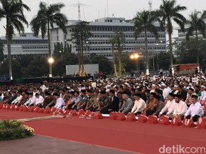 Jokowi Buka Bersama dengan Panglima dan Prajurit TNI