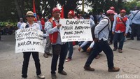 Beberapa tuntutan para pendemo antara lain, meminta diangkat jadi karyawan tetap, meminta penerapan 8 jam kerja per hari, menghapus sistem performansi serta bayarkan upah lembur sesuai ketentuan dan lain-lain.