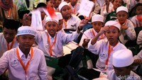 Para anak yatim mengikuti buka puasa bersama yang bertajuk Berbagi Kebahagiaan Bersama Anak Yatim dan Dhuafa.
