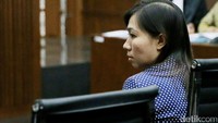 Terdakwa Ng Fenny membantah telah meminta Kumala Dewi menukar dolar untuk kemudian diberikan ke Mahkamah Konstitusi (MK). Menurut Ng Fenny, catatan keuangan yang ditulis MK yaitu untuk Muhammad Kamaludin.