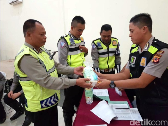 Petugas Gabungan Jaga Jalur Mudik dan Wisata di Sukabumi