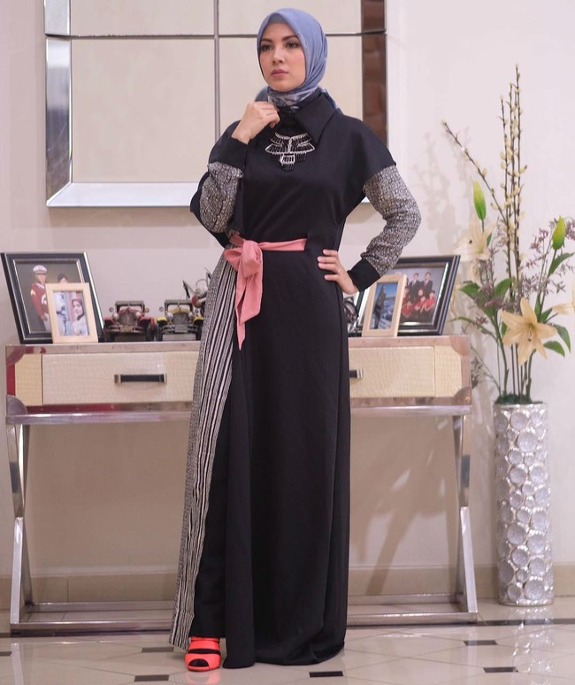 Pilihan baju hitam juga cocok dipakai ketika Lebaran seperti dikenakan Ratna Galih. Tali pink yang terikat di pinggang memberikan sentuhan unik yang atraktif. Foto: Instagram