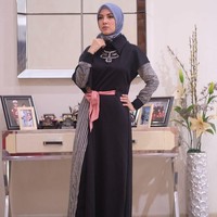 Pilihan baju hitam juga cocok dipakai ketika Lebaran seperti dikenakan Ratna Galih. Tali pink yang terikat di pinggang memberikan sentuhan unik yang atraktif. Foto: Instagram