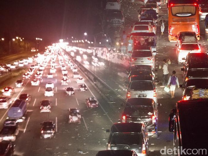 Saat terjebak macet mudik, bagaimana cara istirahat yang baik? (Foto: Ilustrasi macet mudik malam hari) Saat terjebak macet mudik, bagaimana cara istirahat yang baik? (Foto: Ilustrasi macet mudik malam hari)