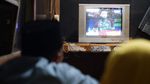 Sambil Sarungan, Menpora Nobar Owi/Butet di Pos Ronda