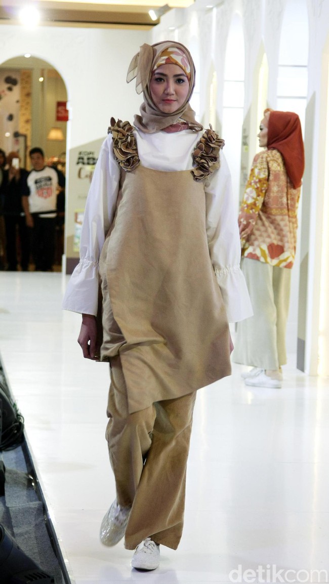 Fashion Show koleksi Coffeetone Kopi ABC karya Dian Pelangi, Barli Asmara, Ria Miranda dan Zaskia Sungkar di Kota Kasablanka, Minggu (18/6/2017).