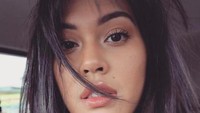 Followers-nya banyak berkomentar bahwa paras cewek 22 tahun ini mirip Raisa, tapi jika diperhatikan lagi ada kesamaan dengan aktris Hollywood, Megan Fox. Foto: Instagram @ebeccatamara