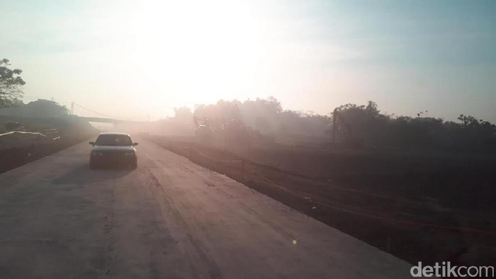 Mudik Lewat Tol Surabaya-Mojokerto, Waspadai Jalan Berdebu