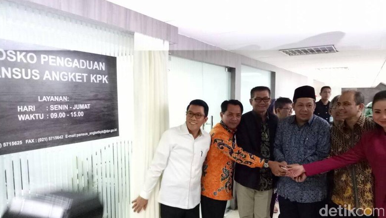 Fahri Hamzah Resmikan Posko Pengaduan Pansus Angket KPK di DPR Fahri Hamzah Resmikan Posko Pengaduan Pansus Angket KPK di DPR
