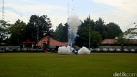 Tas berisi bom tersebut kemudian dimusnahkan.