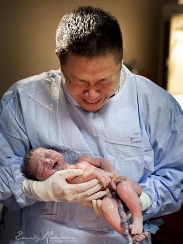 Foto: Momen Haru Para Ayah Saat Mendampingi Istrinya Melahirkan