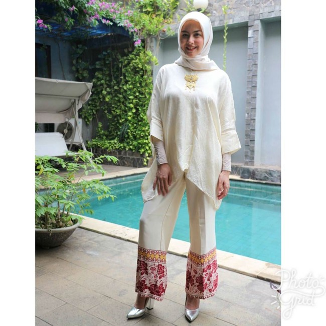 Revalina S Temat memakai busana serba putih yang bisa menjadi inspirasi Lebaran. Revalina memadankan baju putih dan celana palazzo dengan corak etnik di bagian bawahnya. Kalung etnik mempermanis penampilannya untuk Lebaran. Foto: Instagram