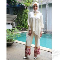Revalina S Temat memakai busana serba putih yang bisa menjadi inspirasi Lebaran. Revalina memadankan baju putih dan celana palazzo dengan corak etnik di bagian bawahnya. Kalung etnik mempermanis penampilannya untuk Lebaran. Foto: Instagram