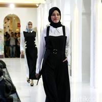 Fashion Show koleksi Coffeetone Kopi ABC karya Dian Pelangi, Barli Asmara, Ria Miranda dan Zaskia Sungkar di Kota Kasablanka, Minggu (18/6/2017).