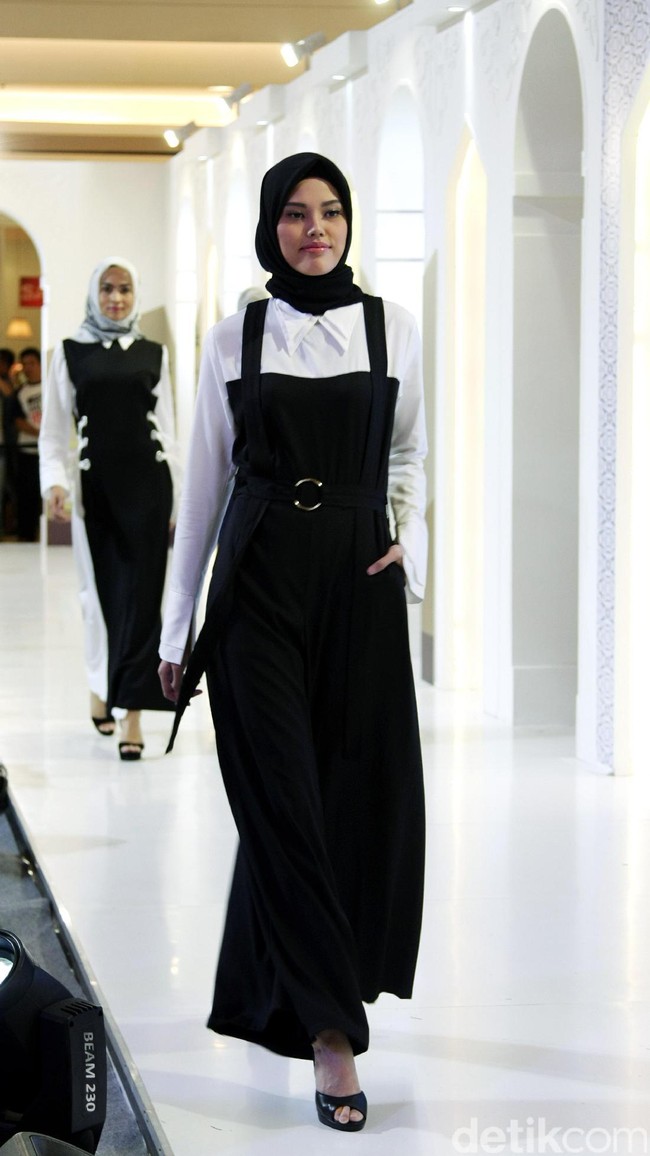 Fashion Show koleksi Coffeetone Kopi ABC karya Dian Pelangi, Barli Asmara, Ria Miranda dan Zaskia Sungkar di Kota Kasablanka, Minggu (18/6/2017).