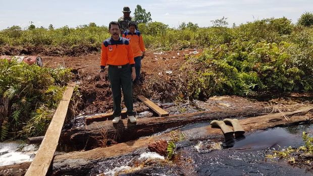  Satgas kebakaran hutan dan lahan (karhutla) mengerahkan 4 helikopter untuk memadamkan kebakaran lahan di Kabupaten Bengkalis, Riau.