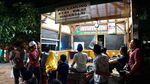 Sambil Sarungan, Menpora Nobar Owi/Butet di Pos Ronda