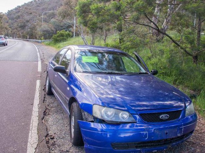 Deretan Mobil Rusak Terparkir Disamping Jalan Kota Ini