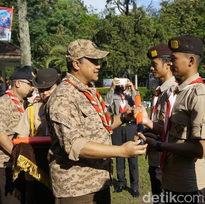 Pramuka Jabar Bantu Atur Lalin Arus Mudik 2017