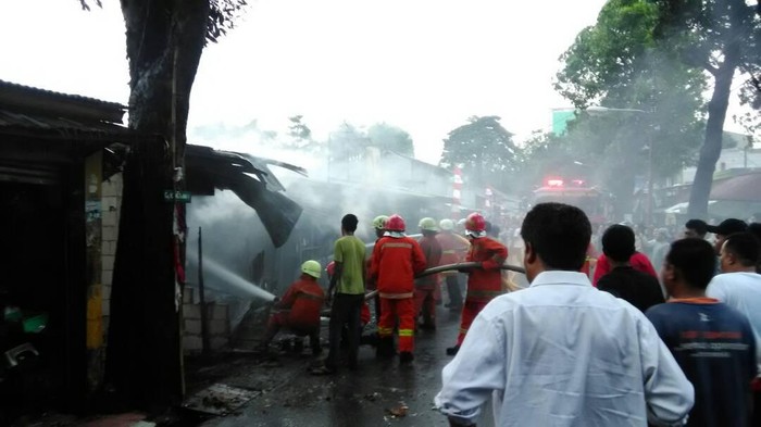 Bengkel Motor dan 2 Kios Terbakar di Pasar Rebo Jaktim