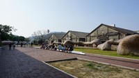 Kembali ke miniatur kereta ini terletak di Hamasen Railway Cultural Park. Mulai dari anak kecil hingga orang tua tak ketinggalan menaiki kereta mini yang berkeliling bangunan bekas penyimpanan gerbong kereta itu (Masaul/detikTravel)