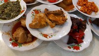 Deretan hidangan yang bisa dicicip di Sabana Nasi Kapau. Mulai dari ayam bakar, udang balado, dendeng, paru, gulai tambusu, ayam pop, ayam goreng, rendang, dan daun singkong.