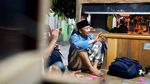 Sambil Sarungan, Menpora Nobar Owi/Butet di Pos Ronda