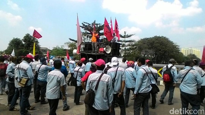 Seratusan Karyawan Kontrak Sopir Tangki BBM Pertamina Demo di Plumpang