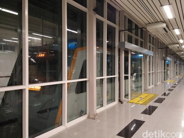 Kereta masuk ke jalur perlintasan. Pintu-pintu menuju peron masih di tutup sampai kereta benar-benar berhenti (Bonauli/detikTravel) Kereta masuk ke jalur perlintasan. Pintu-pintu menuju peron masih di tutup sampai kereta benar-benar berhenti (Bonauli/detikTravel)