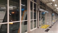 Kereta masuk ke jalur perlintasan. Pintu-pintu menuju peron masih di tutup sampai kereta benar-benar berhenti (Bonauli/detikTravel)