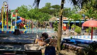 Bagi pemudik yang suka bercengkrama bersama keluarga ada gazebo-gazebo di pantainya. Ada pula kolam-kolam untuk dewasa, anak-anak hingga kolam terapi (Masaul/detikTravel)