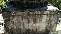 Bagian bawah tembok terdapat sebuah bidang datar. Dahulu sisi terdapat seperti papan untuk nama-nama orang yang menjadi korban eksekusi dari penjajah. Namun, lagi-lagi bukti itu sudah hilang (Bonauli/detikTravel)