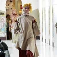 Fashion Show koleksi Coffeetone Kopi ABC karya Dian Pelangi, Barli Asmara, Ria Miranda dan Zaskia Sungkar di Kota Kasablanka, Minggu (18/6/2017).