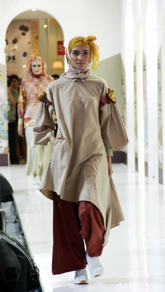 Fashion Show koleksi Coffeetone Kopi ABC karya Dian Pelangi, Barli Asmara, Ria Miranda dan Zaskia Sungkar di Kota Kasablanka, Minggu (18/6/2017).