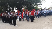 Terlihat belasan personel polisi ikut mengamankan lokasi.