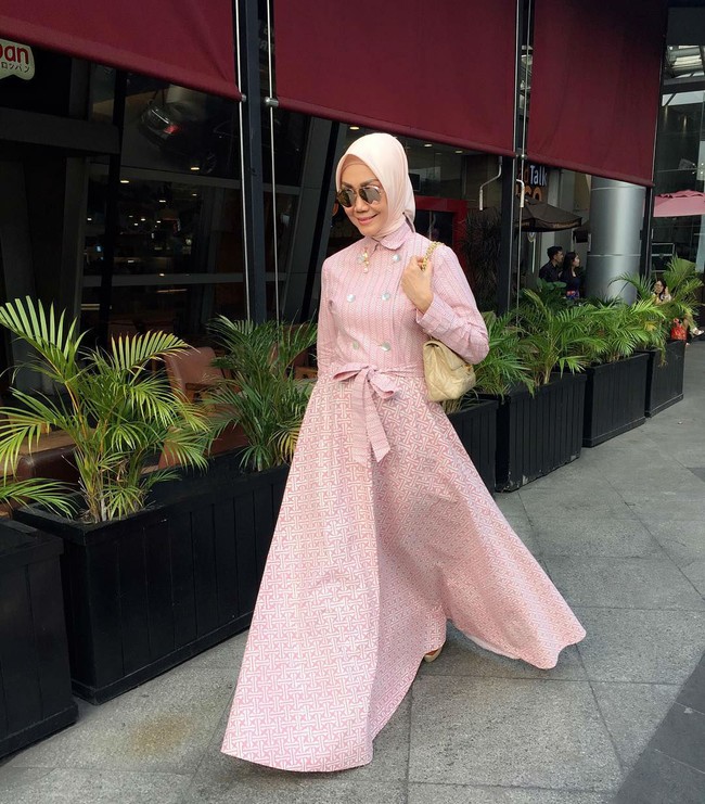 Lebaran bisa juga memakai batik. Kali ini inspirasi gaya datang dari Okky Asokawati yang berpanampilan anggun memakai dress A-line warna merah muda dengan corak batik yang sederhana. Foto: Instagram