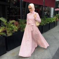 Lebaran bisa juga memakai batik. Kali ini inspirasi gaya datang dari Okky Asokawati yang berpanampilan anggun memakai dress A-line warna merah muda dengan corak batik yang sederhana. Foto: Instagram