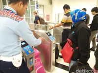 Saat kereta datang, penumpang baru diperbolehkan untuk masuk (Bonauli/detikTravel)