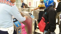 Begitu kereta datang, penumpang diperbolehkan untuk masuk dengan memasukkan karcis ke dalam mesin. Semua penumpang diharapkan untuk berbaris dengan tidak berdesak-desakan (Bonauli/detikTravel)
