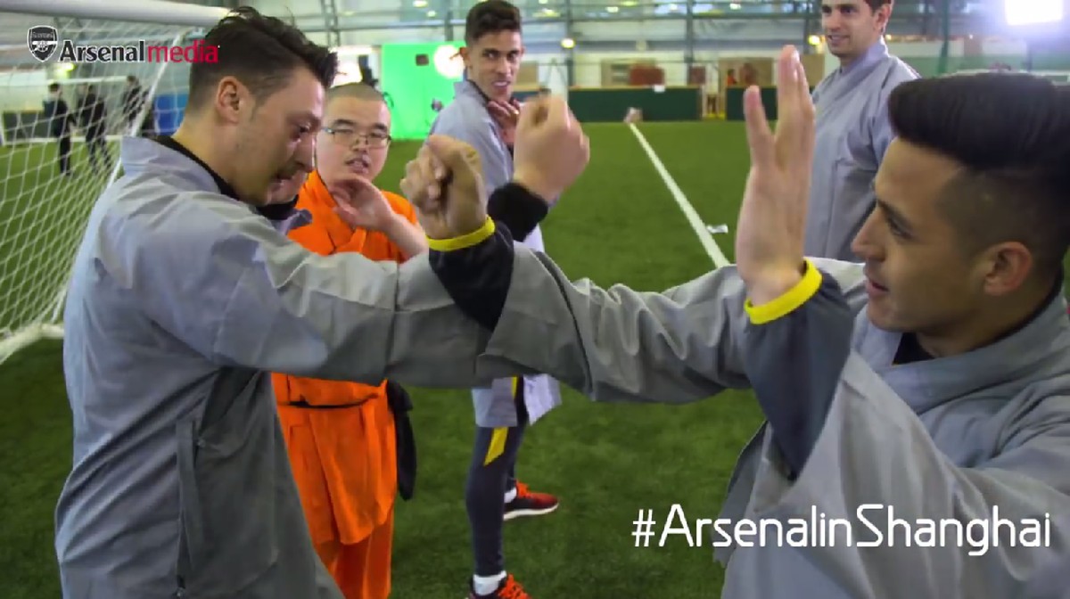 Mesut Oezil dan Alexis Sanchez mempraktikkan kung fu (Foto: Youtube)