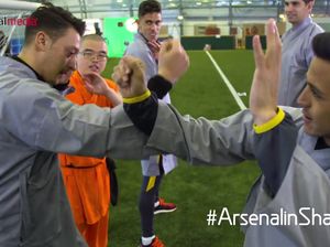 Mesut Oezil dan Alexis Sanchez Belajar Kung Fu