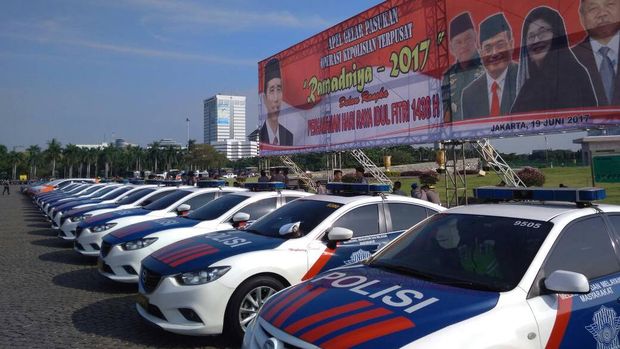 Kendaraan taktis pun tampak terparkir di dekat lokasi upacara. 