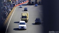 Dony mengungkapkan, Minggu (18/6) kemarin sempat terjadi sedikit lonjakan di exit Tol Cileunyi akibat dampak diberlakukannya 10 pintu keluar dan tiga pintu masuk. Pool/Wisma Putra.